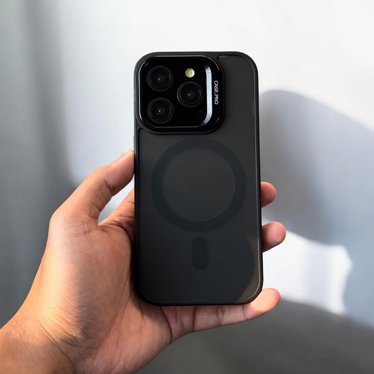 MUBI iPhone 16 Pro Standlı MagSafeli Silikon Mat Kılıf- Siyah (Lens Koruyucu Hediyeli)