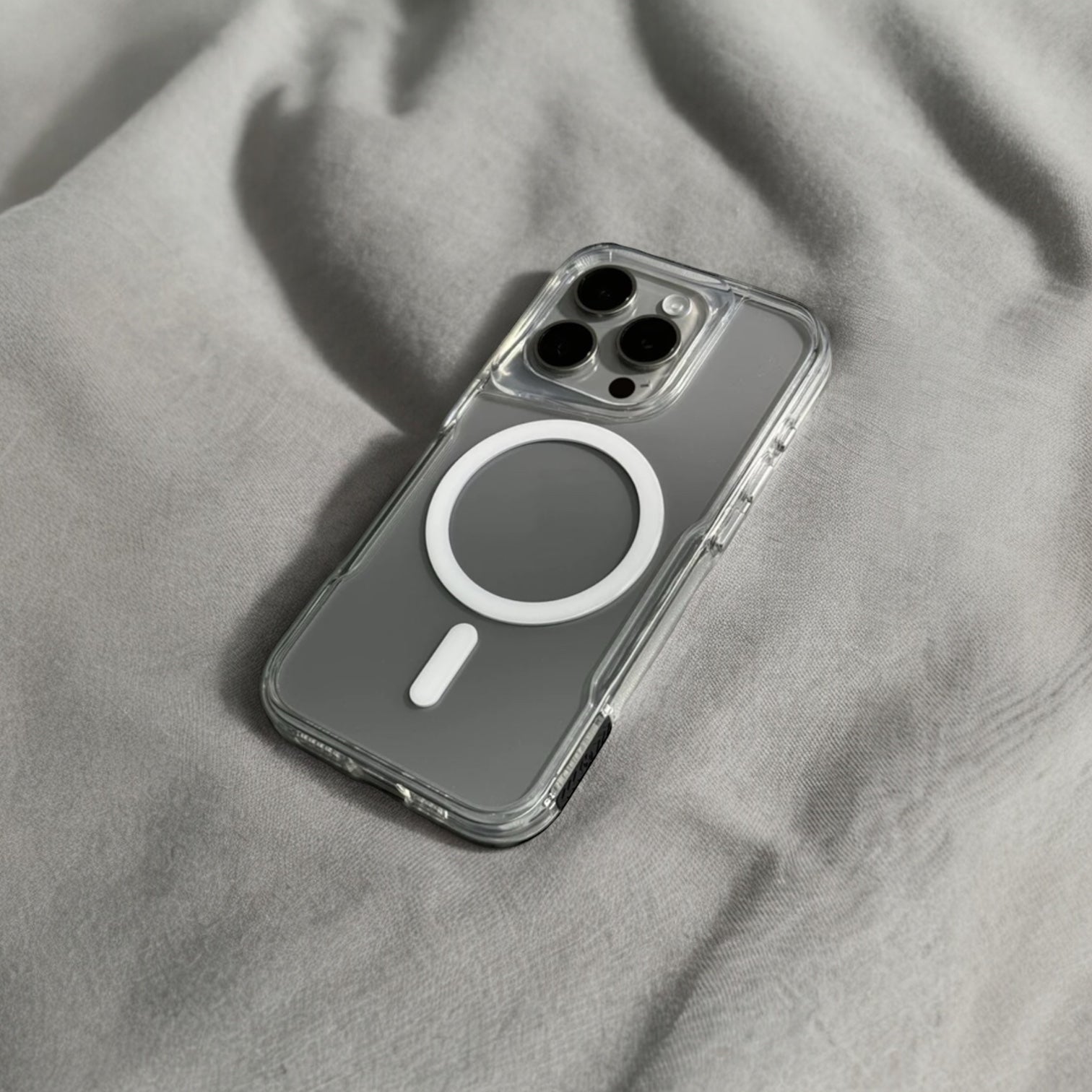 MUBI iPhone 14 Pro Sert Malzeme Sararmayan Şeffaf MagSafe Kılıf-Beyaz