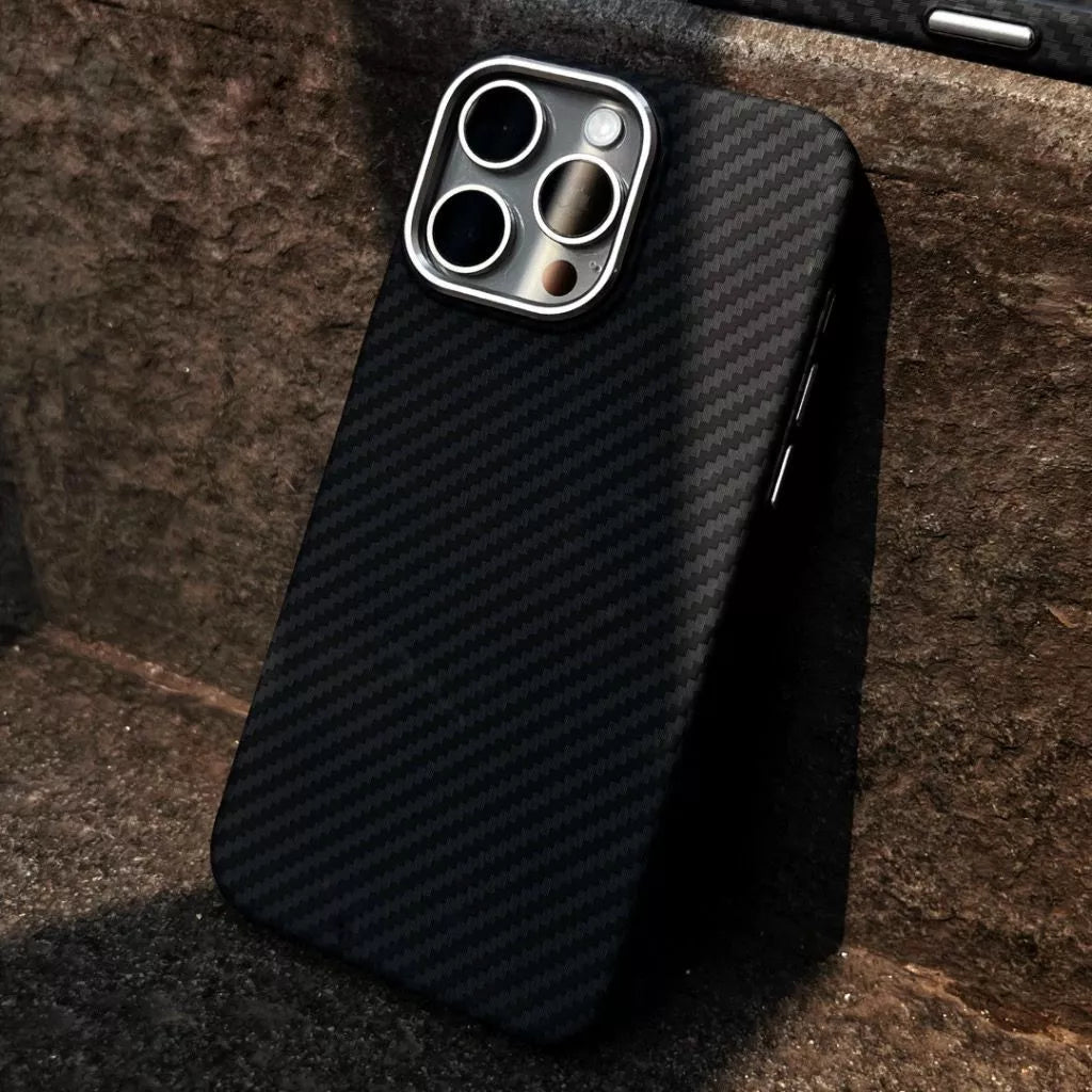 MUBI iPhone 15 Pro Max MagSafeli Karbon Kılıf- Siyah