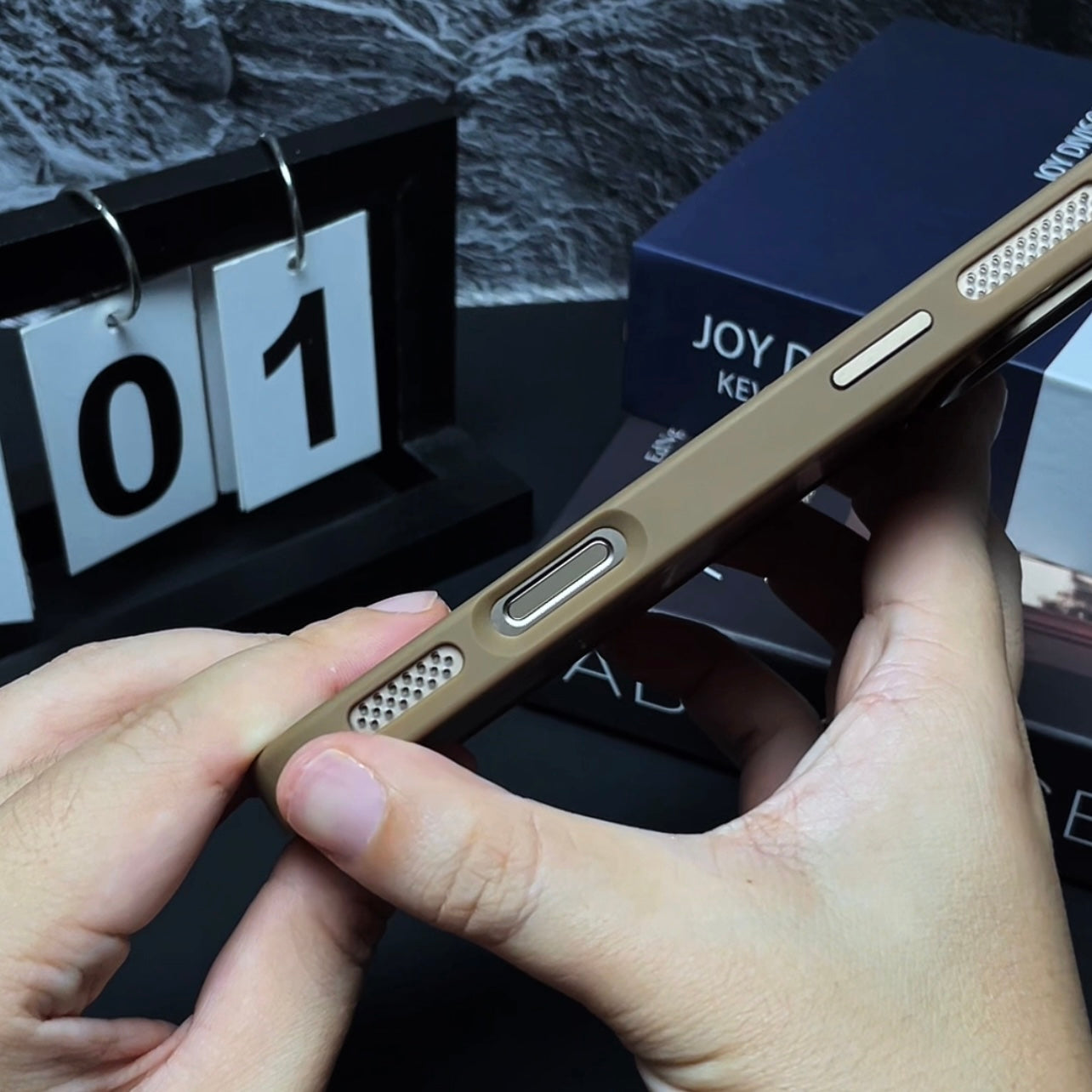 MUBI iPhone 16 Pro Standlı MagSafeli Silikon Mat Kılıf- Çöl Titanyum (Lens Koruyucu Hediyeli)