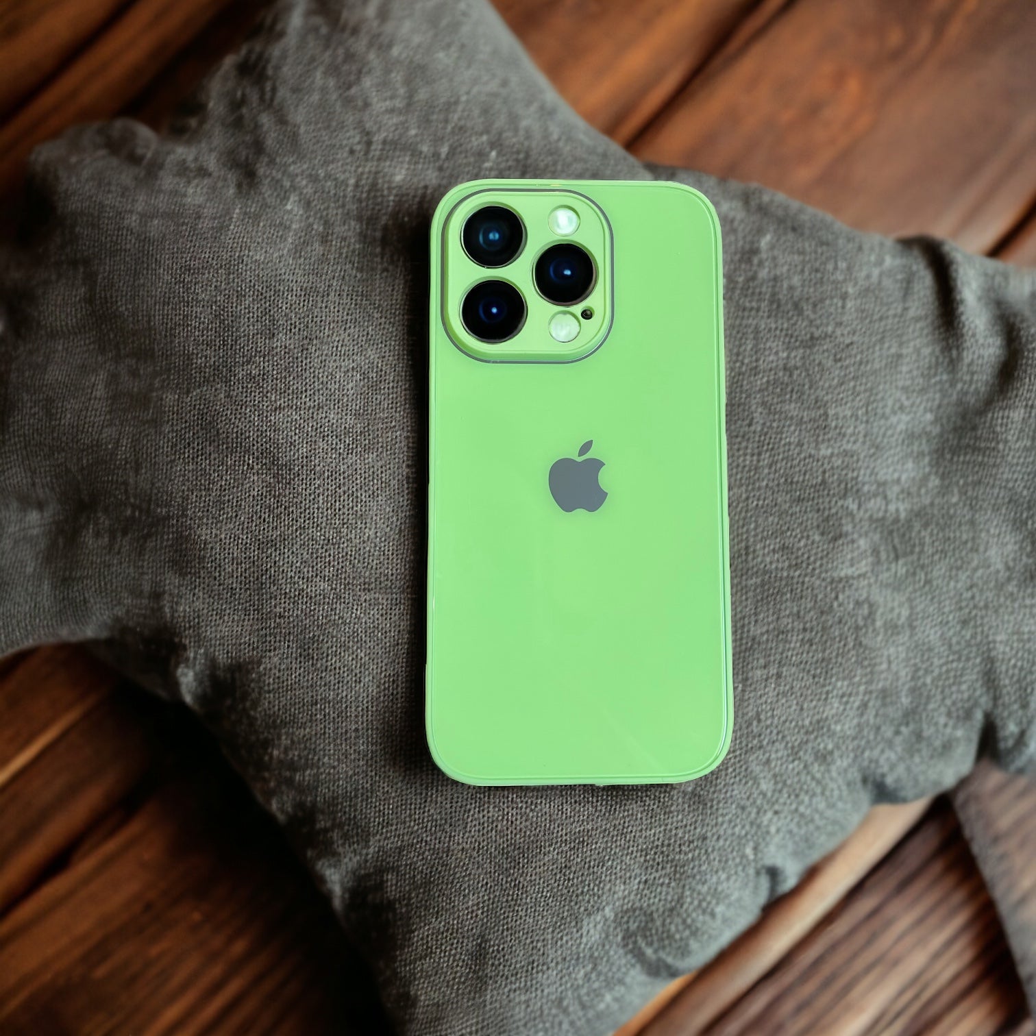 MUBI iPhone 14 Pro Kamera Korumalı Neon Yeşil Cam  Kılıf